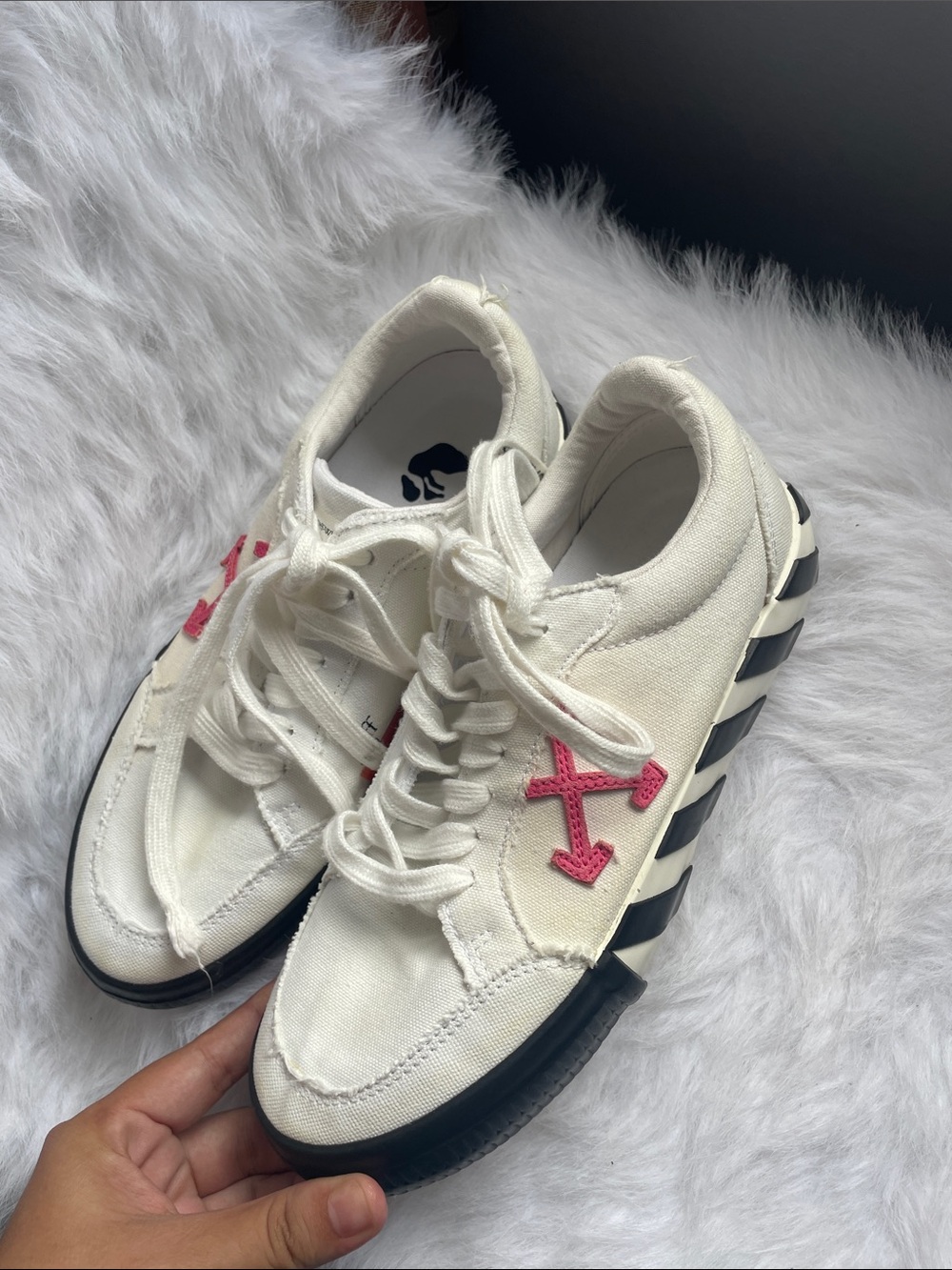 Off-White White Canvas Low-Top Sneakers with Pink Arrow